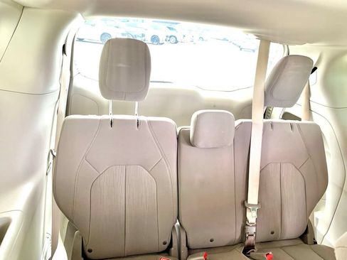 Used 2020 Chrysler Voyager L FWD image 15