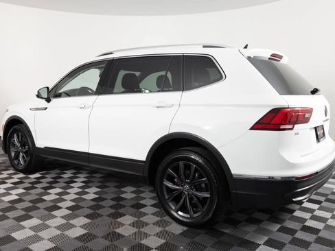 Used 2024 Volkswagen Tiguan SE AWD/4WD image 4
