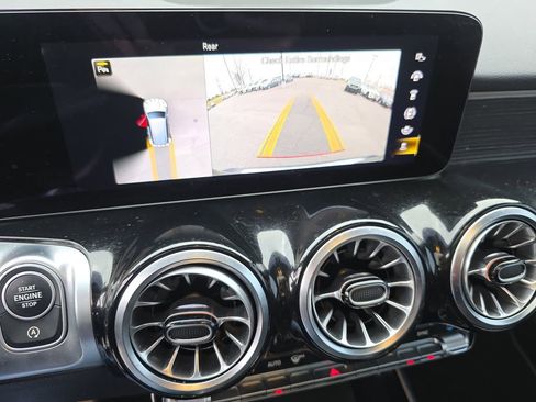 Used 2023 Mercedes-Benz GLB 250 4MATIC image 33