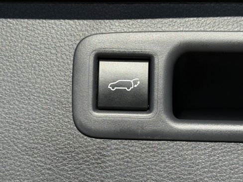 Used 2023 Toyota Highlander XLE image 14