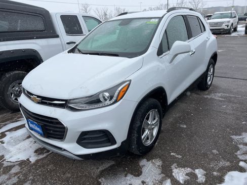 Used 2017 Chevrolet Trax LT w/ LT Convenience Package image 3