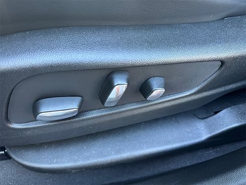 Used 2025 Cadillac XT6 Premium Luxury image 31