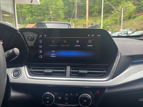 Used 2025 Chevrolet Trax LT FWD image 17