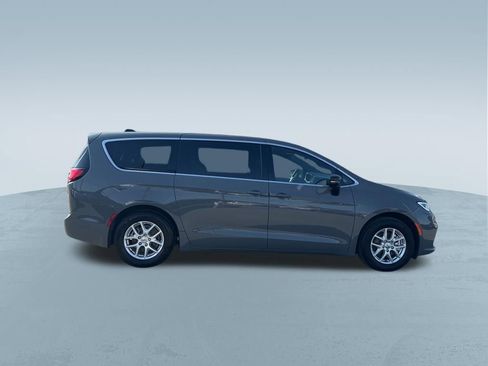 Used 2025 Chrysler Pacifica Select FWD image 9