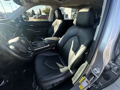 Used 2021 Toyota Highlander XLE image 19