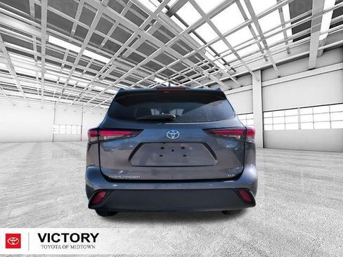 Certified 2024 Toyota Highlander XLE FWD image 4