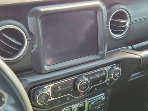 Used 2022 Jeep Wrangler Unlimited Sahara AWD/4WD image 14