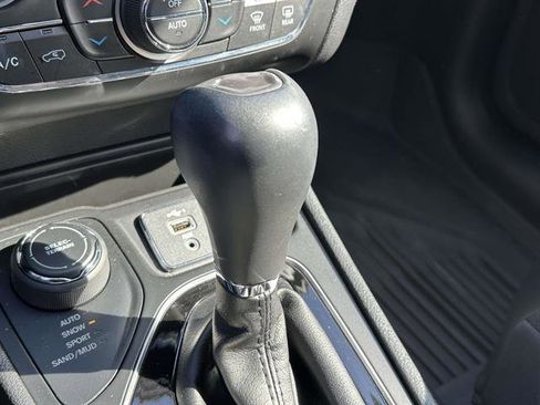 Used 2019 Jeep Cherokee Limited image 22