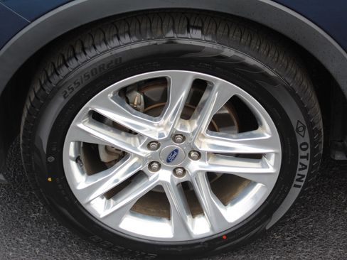 Used 2017 Ford Explorer XLT w/ Equipment Group 202A image 10