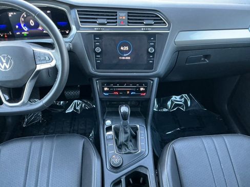 Used 2022 Volkswagen Tiguan SE w/ Panoramic Sunroof Package image 11