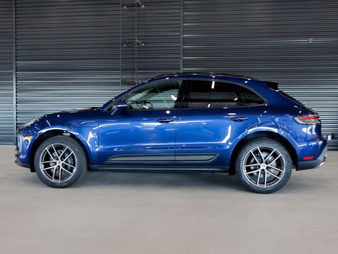Certified 2024 Porsche Macan image 2