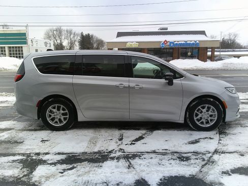 Used 2024 Chrysler Pacifica Touring-L image 6