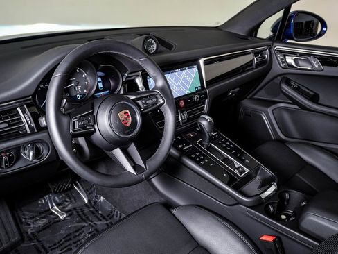 Certified 2025 Porsche Macan image 4
