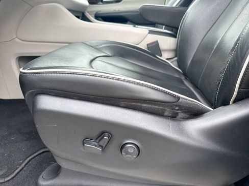 Used 2023 Chrysler Pacifica Limited AWD/4WD image 24