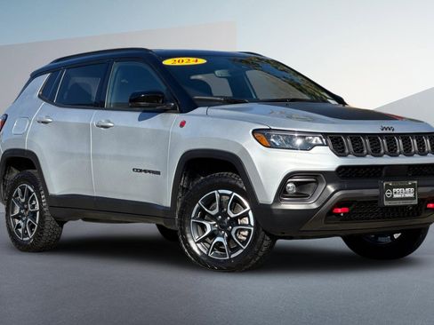 Used 2024 Jeep Compass Trailhawk image 2