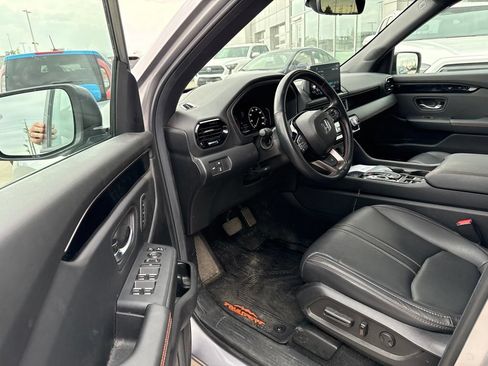 Used 2025 Honda Pilot TrailSport image 15
