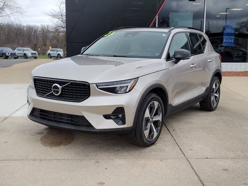 Used 2023 Volvo XC40 B4 Ultimate image 1