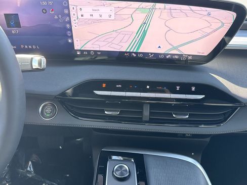 Used 2025 Buick Enclave Preferred w/ Power Package image 27