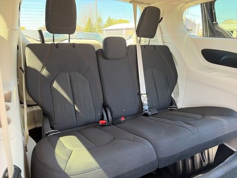 Used 2019 Chrysler Pacifica L FWD image 37