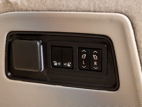 Used 2021 Cadillac Escalade Sport Platinum w/ LPO, ONYX Package image 40