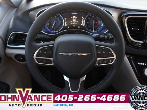 Used 2024 Chrysler Pacifica Touring-L image 30