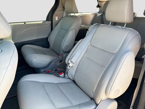 Used 2020 Toyota Sienna XLE w/ XLE Navigation Package image 25