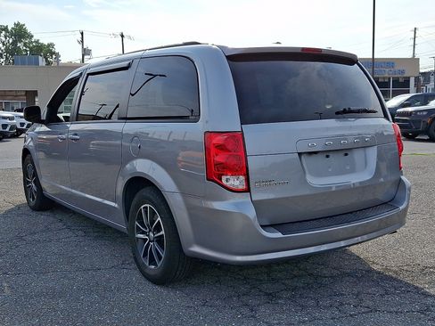 Used 2018 Dodge Grand Caravan SXT w/ Driver Convenience Group FWD image 4