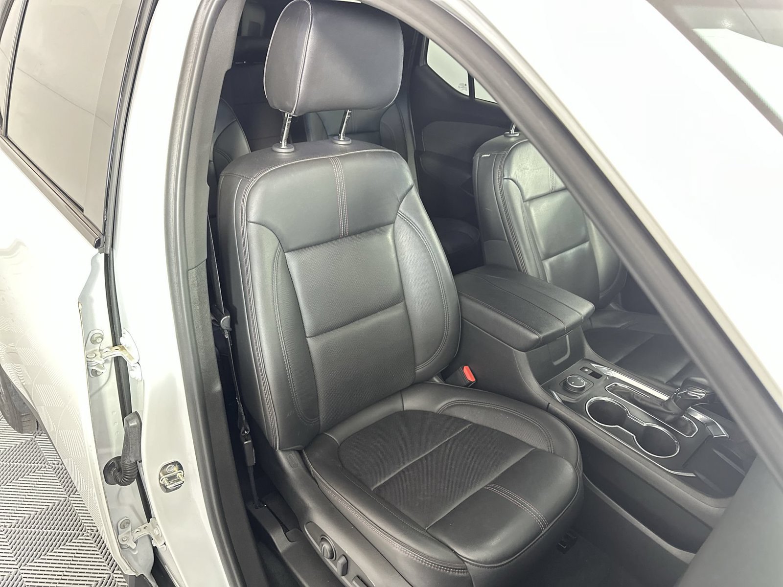 Used 2023 Chevrolet Traverse RS FWD image 27