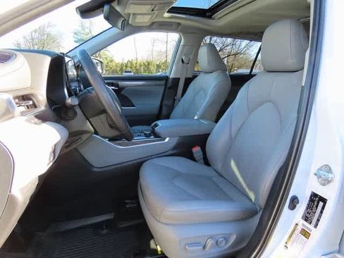 Used 2024 Toyota Highlander Limited image 13