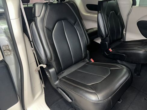Used 2023 Chrysler Pacifica Touring-L FWD image 27