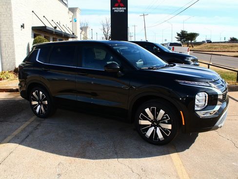 New 2026 Mitsubishi Outlander SE image 7