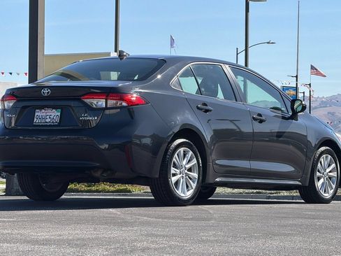 Used 2023 Toyota Corolla LE w/ LE Convenience Package FWD image 4