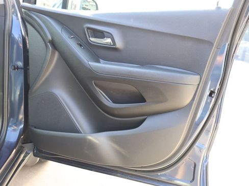 Used 2019 Chevrolet Trax LT w/ LT Convenience Package FWD image 28