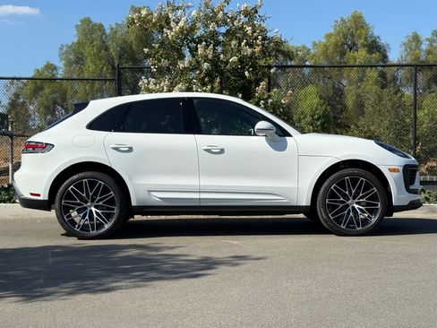 Used 2025 Porsche Macan AWD/4WD image 8