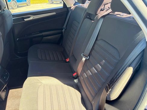 Used 2018 Ford Fusion SE w/ Fusion SE Technology Package FWD image 16