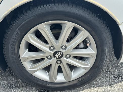 Used 2015 Hyundai Elantra SE w/ Option Group 02 FWD image 16