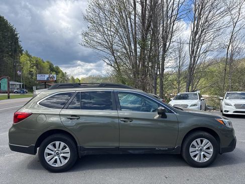 Used 2017 Subaru Outback 2.5i Premium AWD/4WD image 7