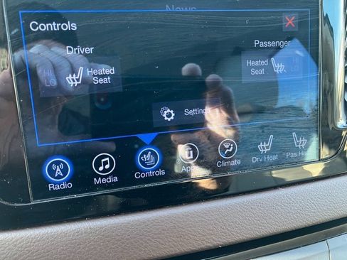 Used 2017 Chrysler Pacifica Touring-L w/ Tire & Wheel Group image 6