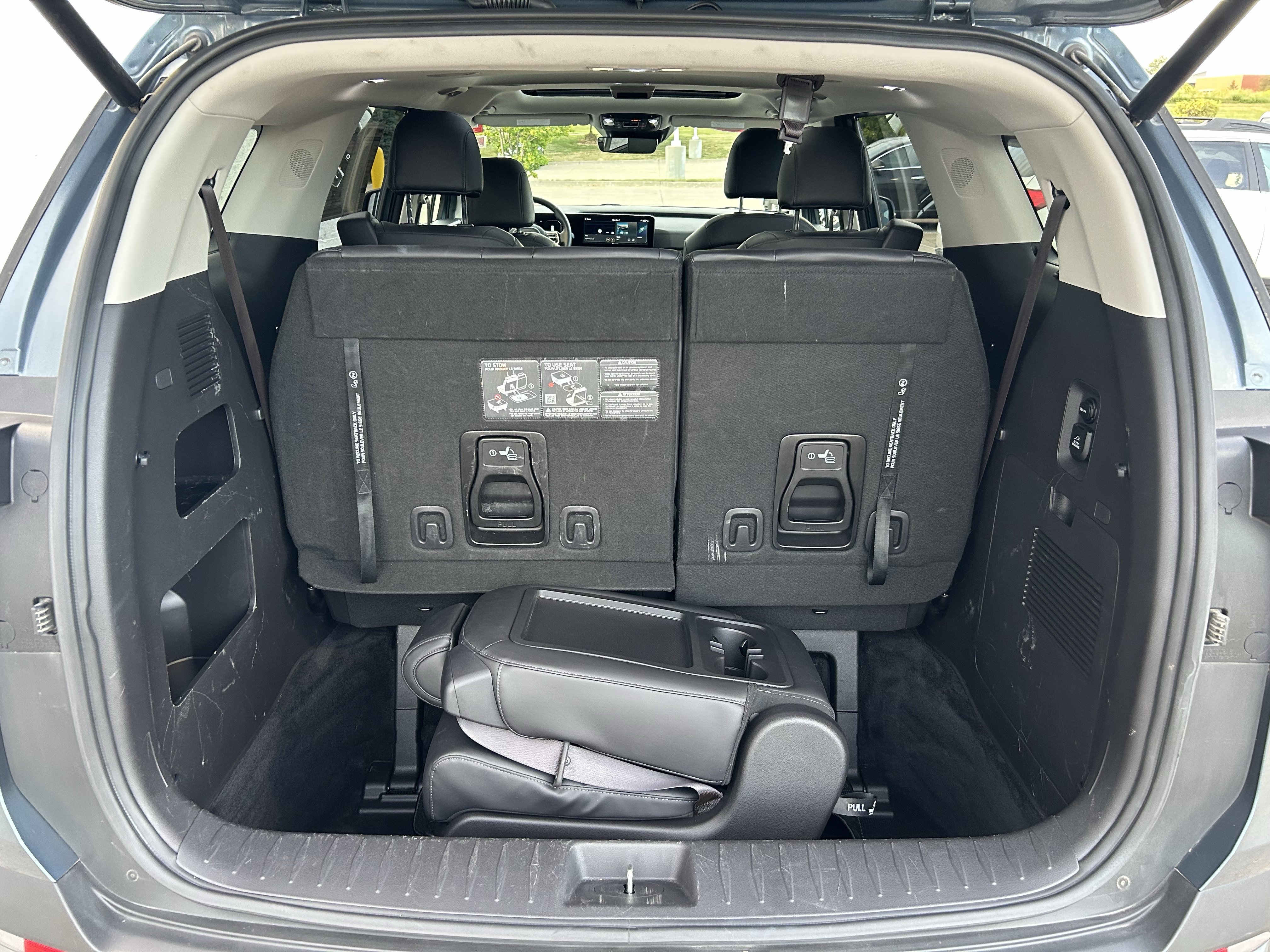 Used 2025 Kia Carnival SX w/ SX Dark Edition Package FWD image 24