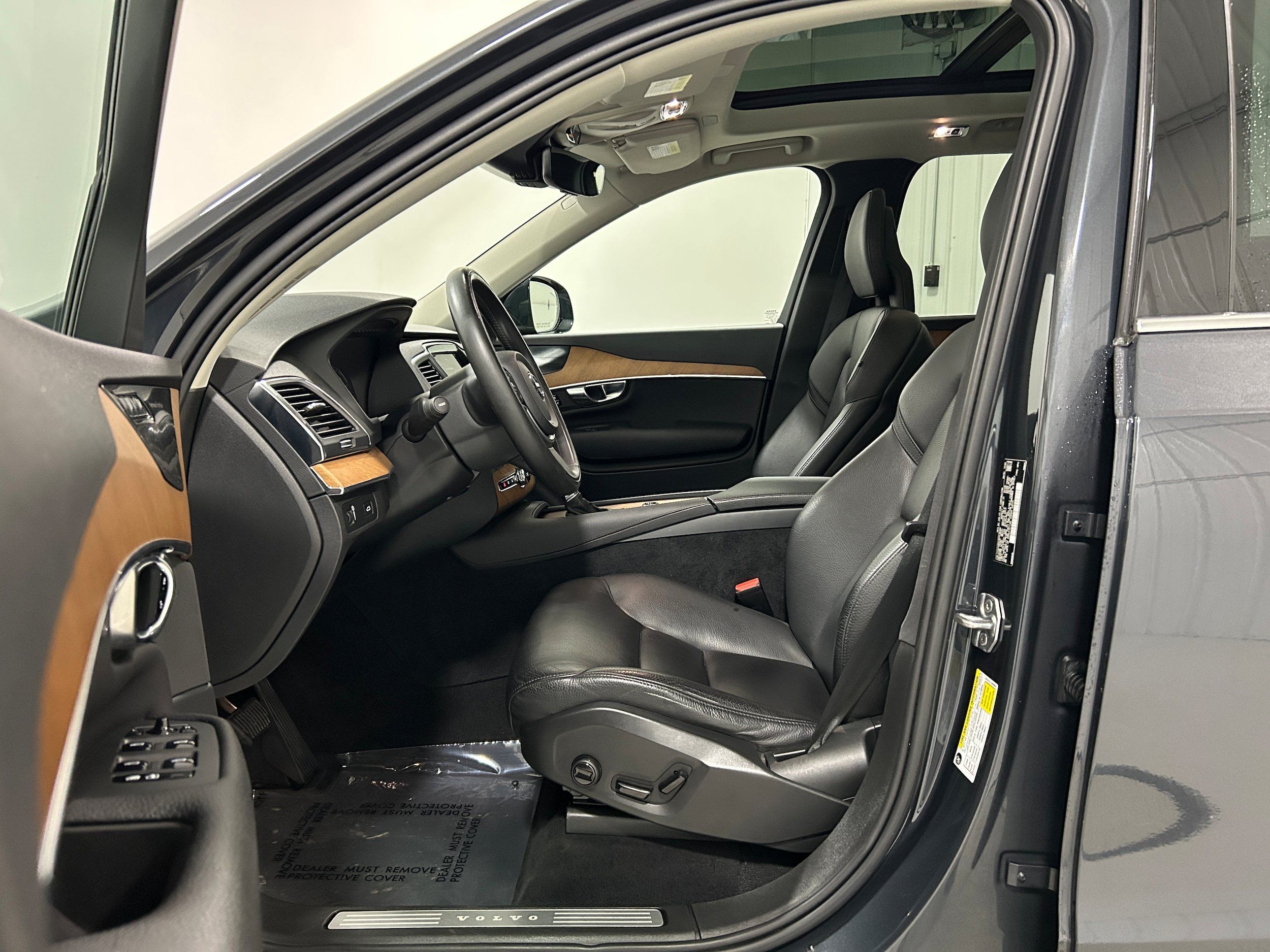 Used 2021 Volvo XC90 T6 Momentum w/ Climate Package AWD/4WD image 4