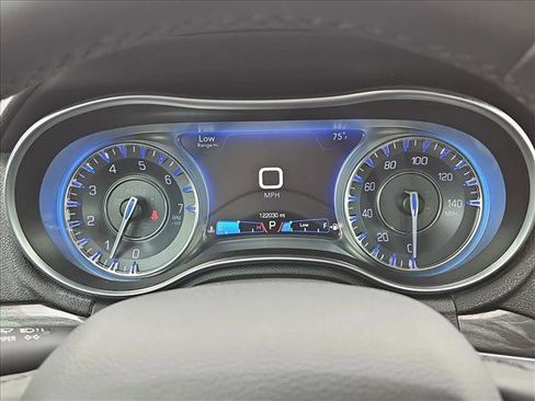 Used 2018 Chrysler 300 Touring L image 11