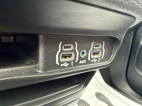 Used 2023 Chrysler Pacifica Touring FWD image 36