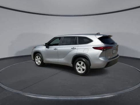Used 2023 Toyota Highlander LE FWD image 6