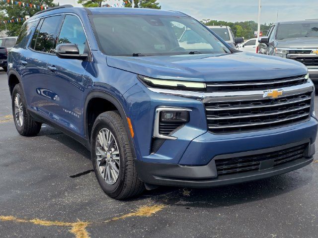 Used 2026 Chevrolet Traverse LT FWD image 16