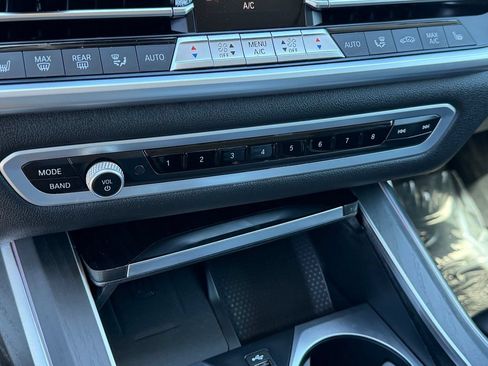 Used 2022 BMW X7 xDrive40i w/ Premium Package AWD/4WD image 34