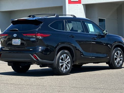 Used 2022 Toyota Highlander XLE AWD/4WD image 2