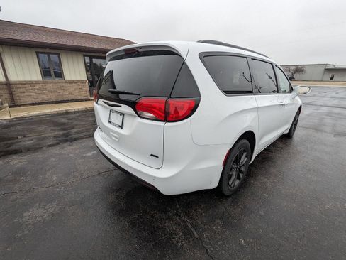 Used 2020 Chrysler Pacifica Touring-L image 8