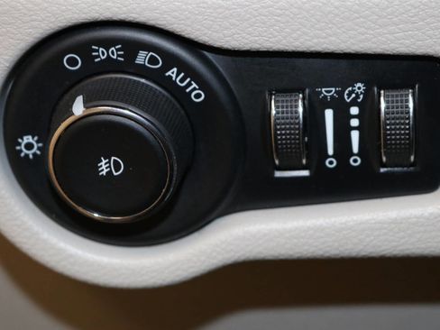 Used 2023 Chrysler Pacifica Touring-L image 99