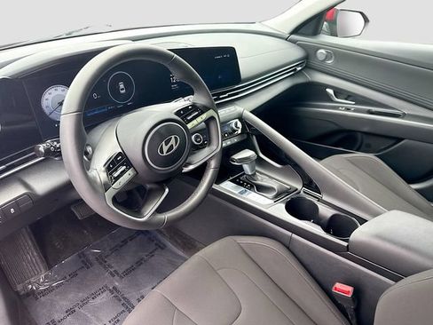 Certified 2025 Hyundai Elantra SEL FWD image 9