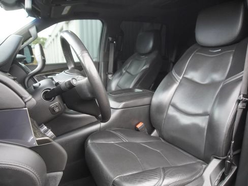 Used 2018 Cadillac Escalade Platinum AWD/4WD image 10